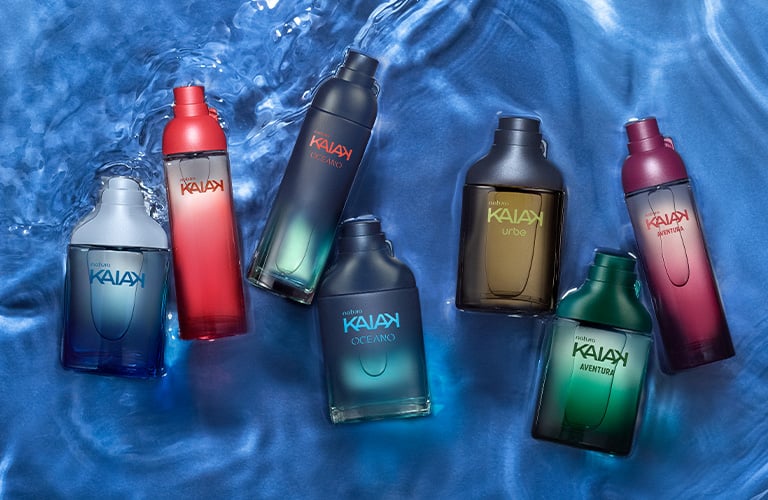 Fotografía de frascos de la línea Kaiak sobre un fondo azul con textura de agua en movimiento.